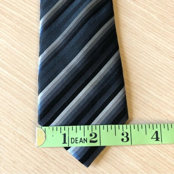 💕2/$30 💕Kenneth Cole Reaction 100% Silk Blues Striped Tie - Picture 4 of 4